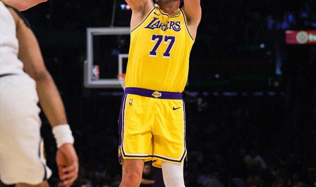 国际足联-东契奇生涯第55次砍下30+三双，追平约基奇位列历史第二