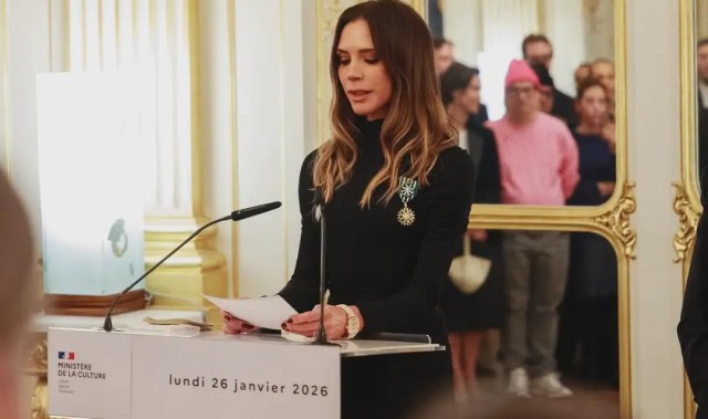 足球赛事-贝克汉姆夫妇和孩子们团结一致亮相巴黎时装周