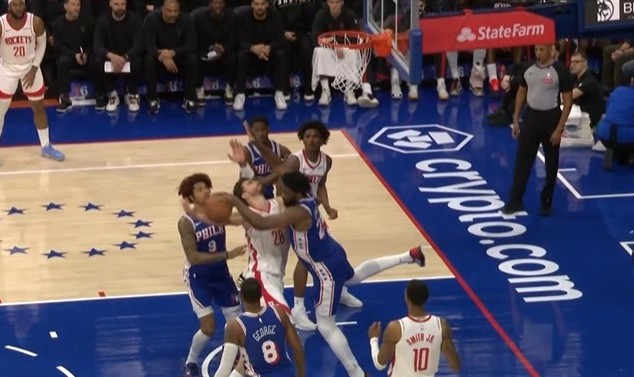 足球新闻-是个好防守！申京篮下强打恩比德造犯规 76人挑战成功